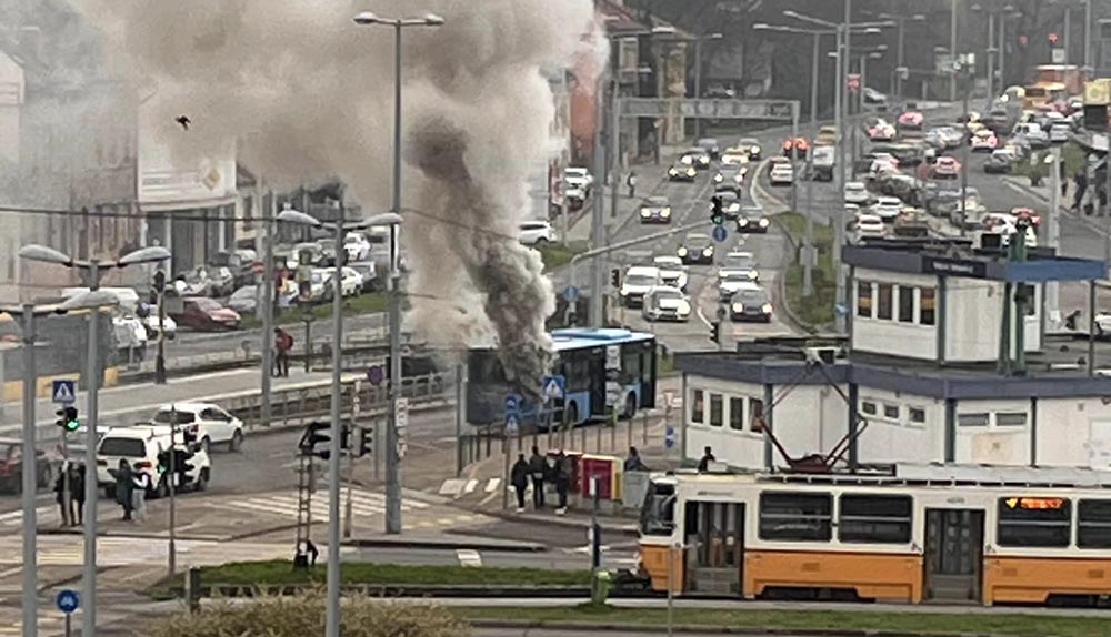 Kigyulladt egy busz Óbudán, a Vörösvári úton – VIDEÓ