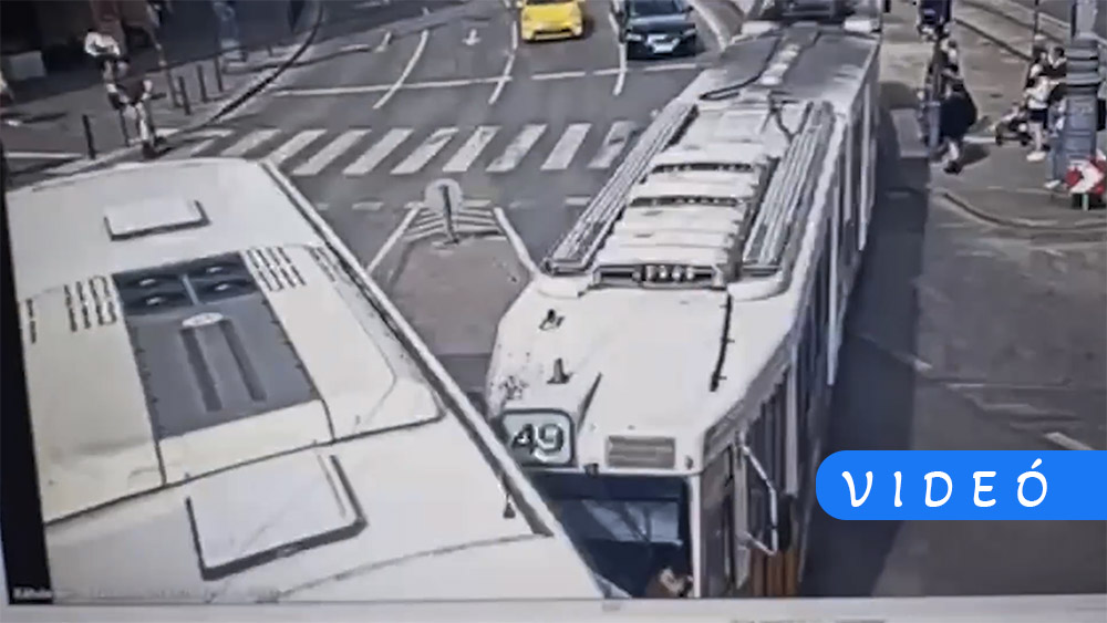 Kamera rögzítette, hogy miért hajtott a 49-es villamos elé a turistabusz sofőrje