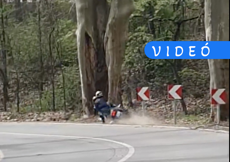 Videóra vették, ahogy fának csapódik a motoros