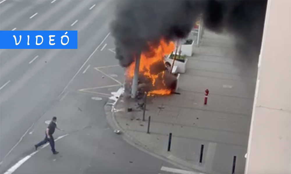 Villanyoszlopnak ütközött és kigyulladt egy személyautó a Váci úton. A sofőrnek menekülnie kellett a lángok elöl