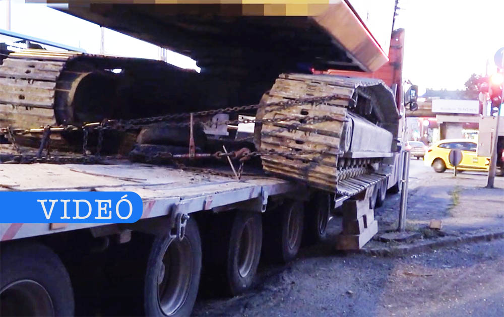 33 tonnás munkagép mozdult el veszélyesen a Kerepesi úton szállítás közben