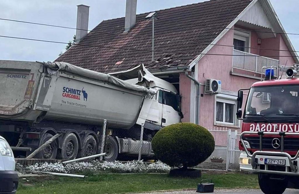 Teherautó hajtott egy háznak Balatonbozsok belterületén