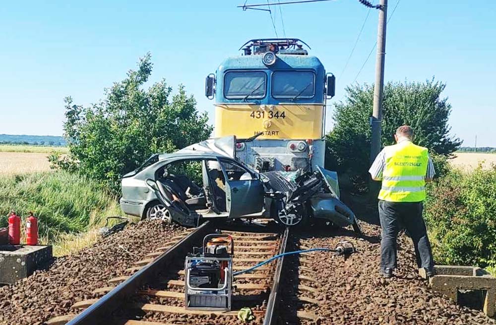 Vasúti átjáróban ütközött vonattal egy autó Méra közelében