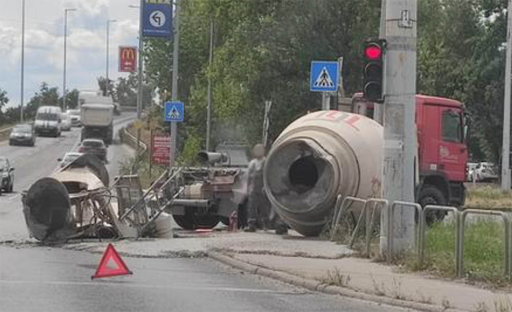 Egy betonkeverő teherautó hullott darabokra a 18. kerületben