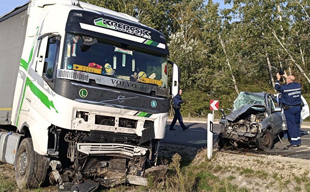 Tragikus baleset történt. Kamion és személyautó ütközött össze. Az autó vezetője életét vesztette