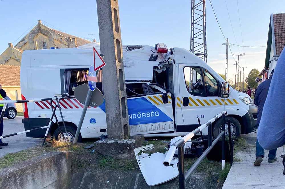 Rendőrségi kisbusz ütközött egy Opellel. Többen megsérültek