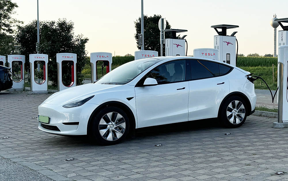 Olyan árazást vezetett be Ausztriában a Tesla a saját töltőhálózatának használatára, hogy kikészültek a Teslások