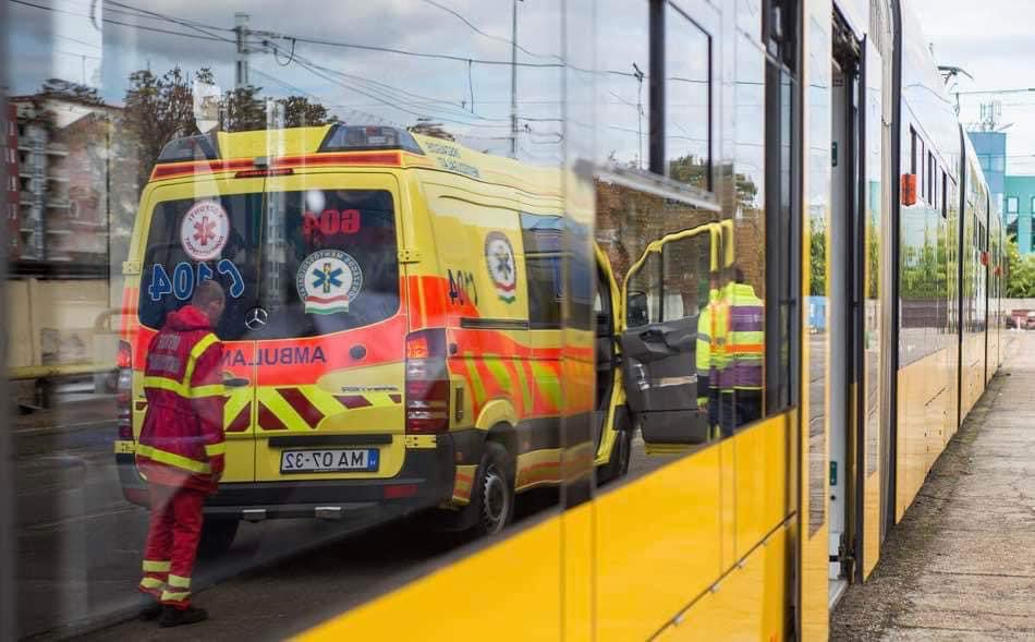 Több autónak is nekicsapódott. Rosszul lett a sofőr