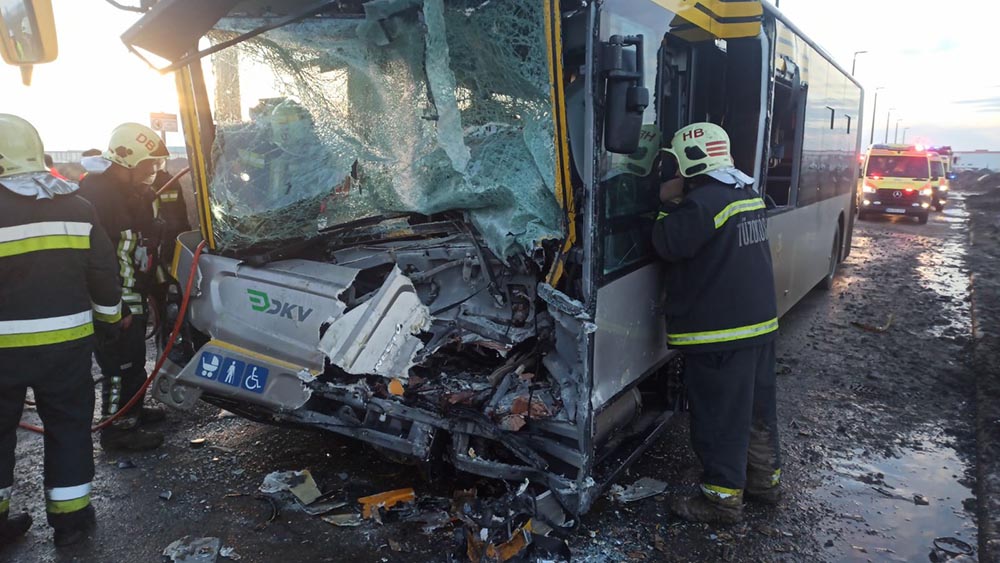 FOTÓK: 19 ember sérült meg a debreceni buszbalesetben