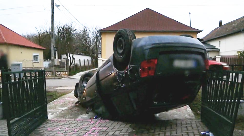 Versenyeztek, defektet kapott, hatalmas sebességgel csapódott egy ház elé