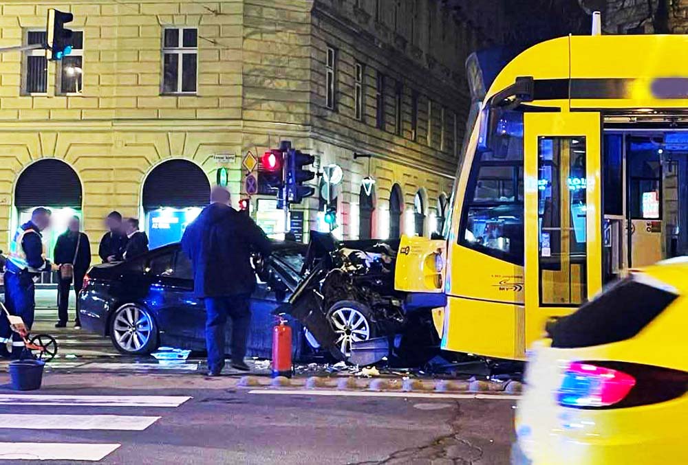 Hatalmas baleset történt a Nagykörúton. Villamos ütközött személyautóval