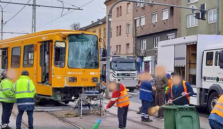 Kisiklott egy villamos Zuglóban. Busszal ütközött a Nagy Lajos király útján