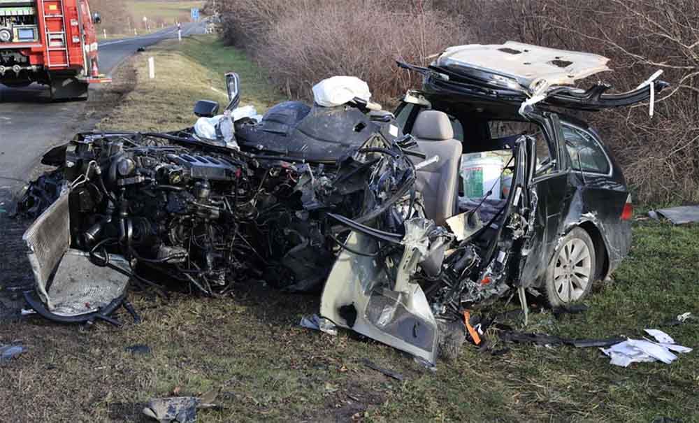 Szinte semmi nem maradt a BMW-ből a frontális ütközés után Hosszúheténynél