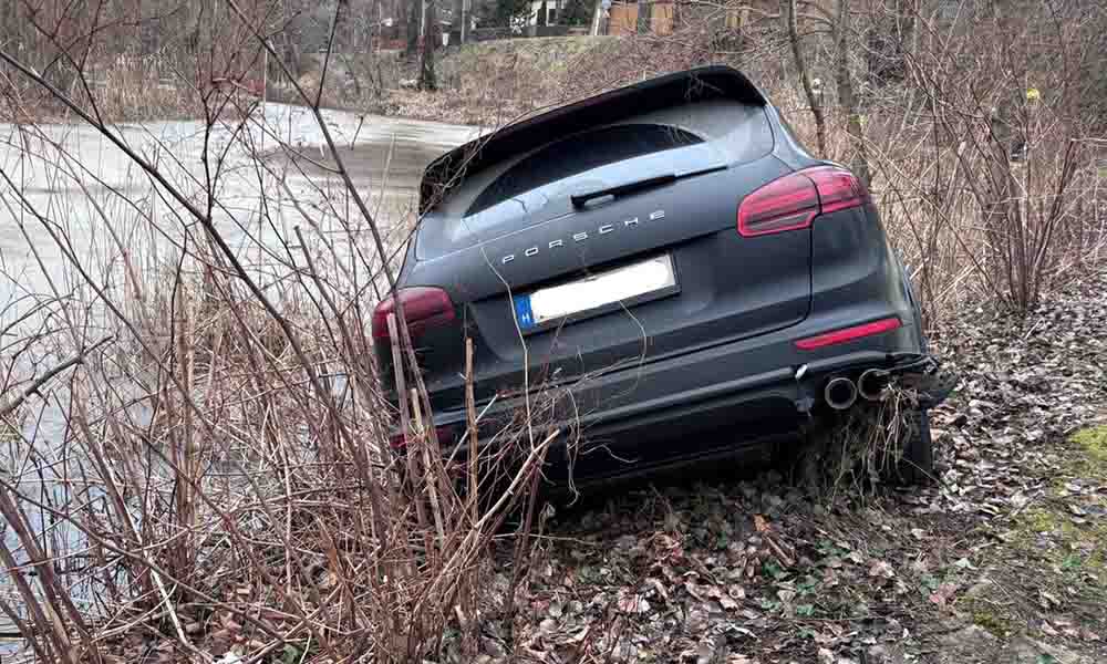 Porsche zuhant a Feneketlen-tóba Gödön