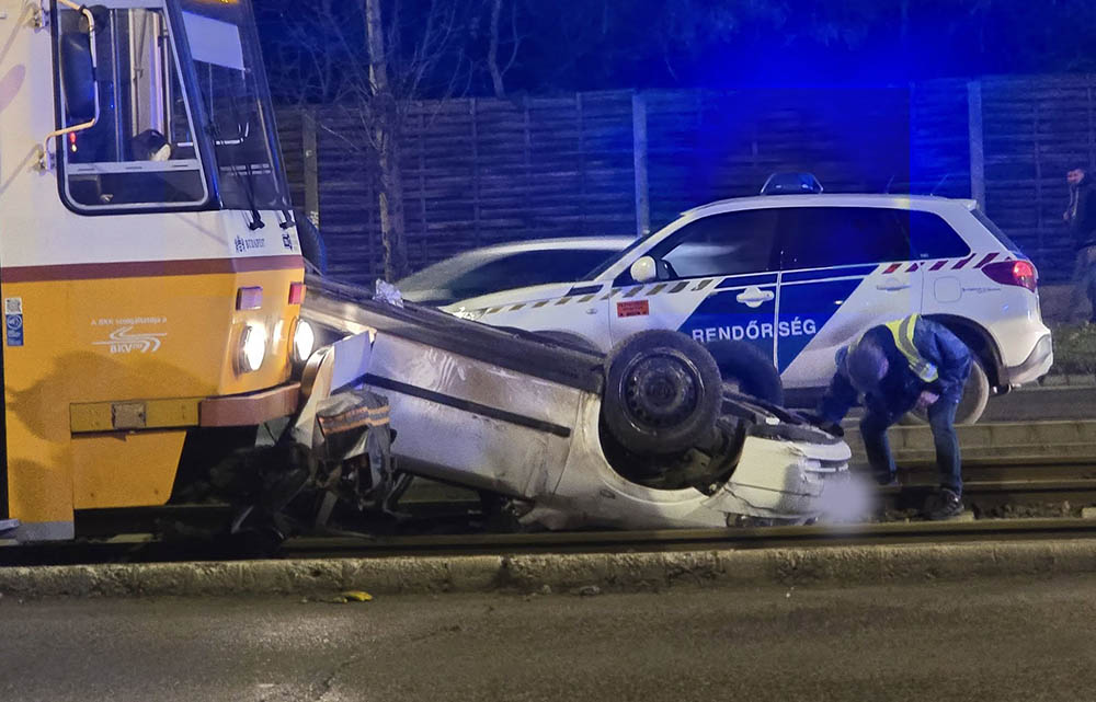 Villamossal ütközött egy személyautó a Könyves Kálmán körúton