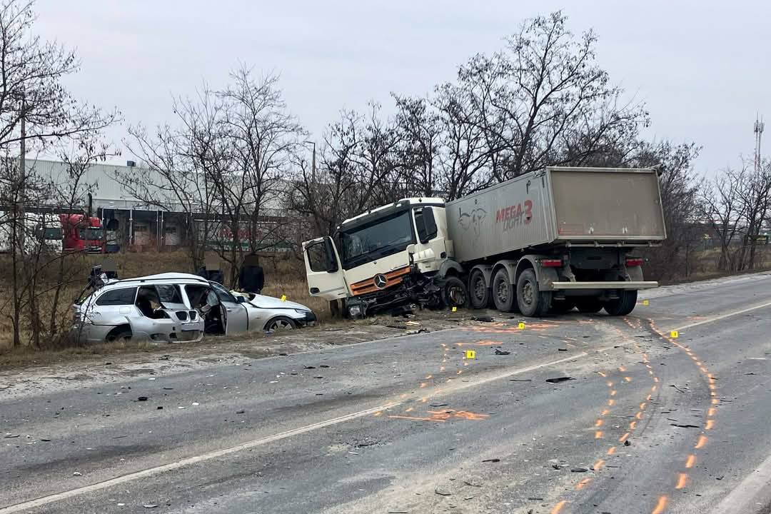 Halálos baleset: Nyerges vontatóval ütközött egy BMW és egy Opel az 51-es úton