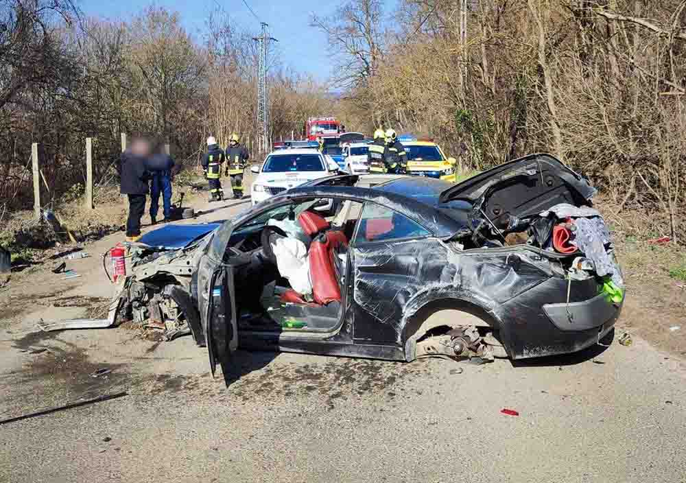 Lerendezte a kocsit! Egy beton kerítéselemnek csapódott