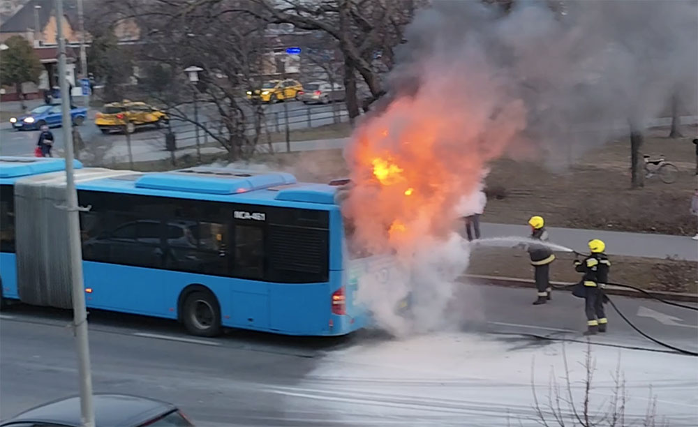 Így oltották el a tűzoltók a Csepelen kigyulladt buszt