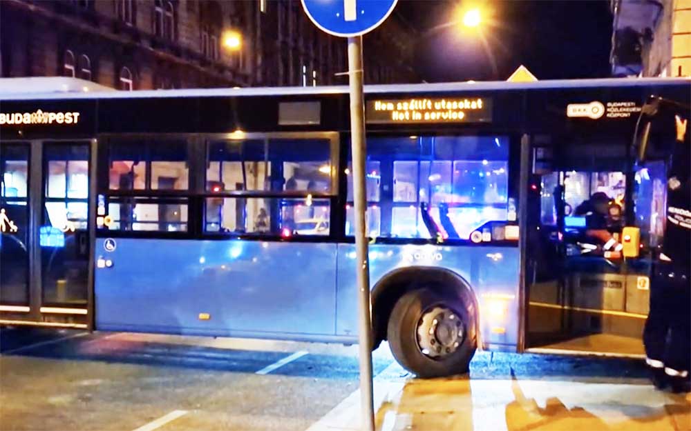 Beragadt, majd mindent letarolt: eltévedt buszsofőr árasztotta el vízzel az utcát