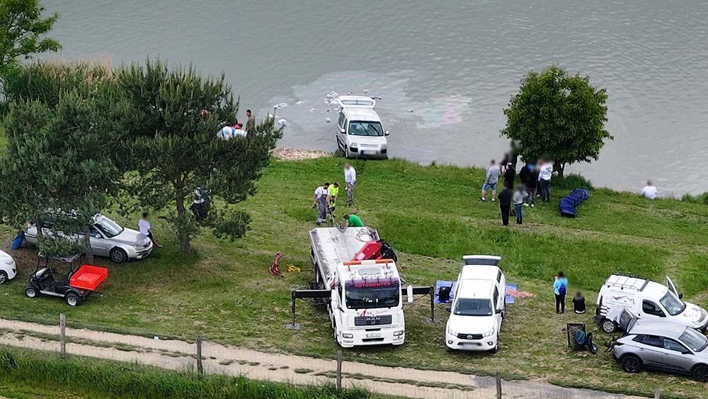 Nem horgász nyerte a nap fogását, hanem a búvárok – Citroen gurult a tóba a Horgászversenyen