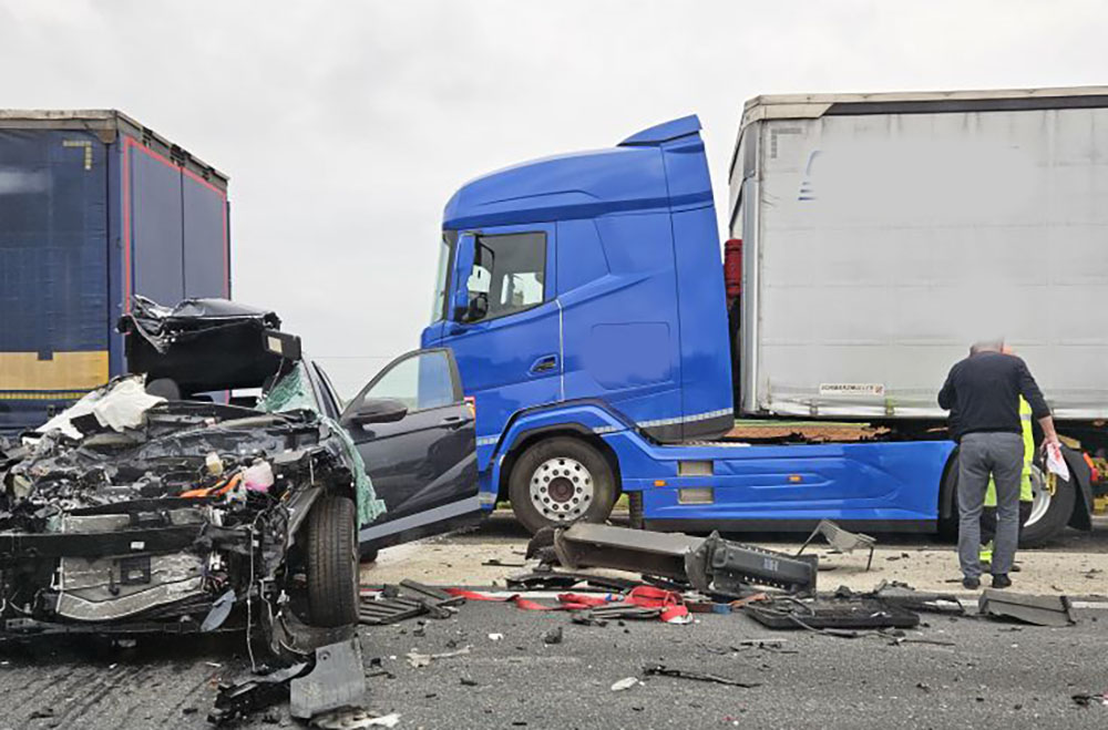 Hatalmas baleset történt az M1-es autópályán – már 8 kilométeres a torlódás