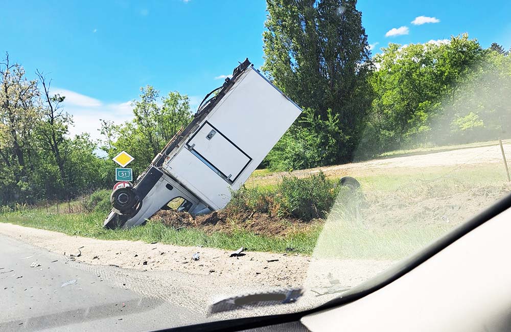 Orral a földbe állt egy kisteherautó Majosházánál