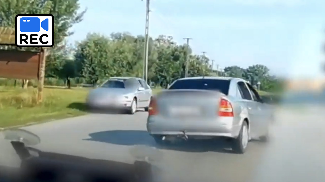 Videó az őrült hajszáról – bódult állapotban, rendőrök elől menekült, majd buszmegállóba csapódott