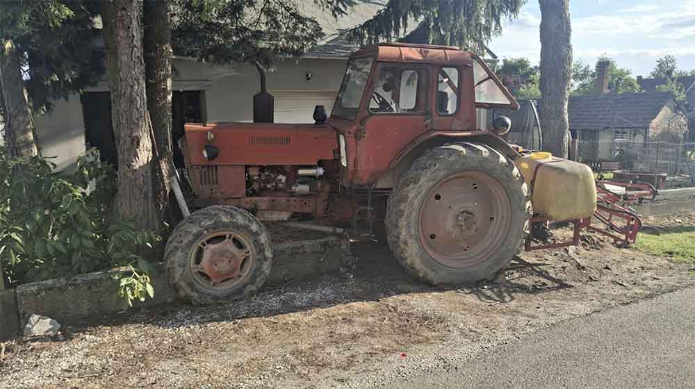 A férfi csak indítani akarta a traktort – nem sejtette, mi jön ezután