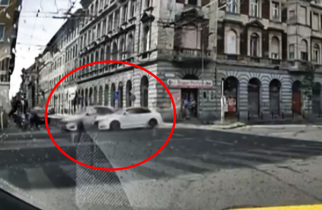 Szirénázó rendőrautónak csapódott