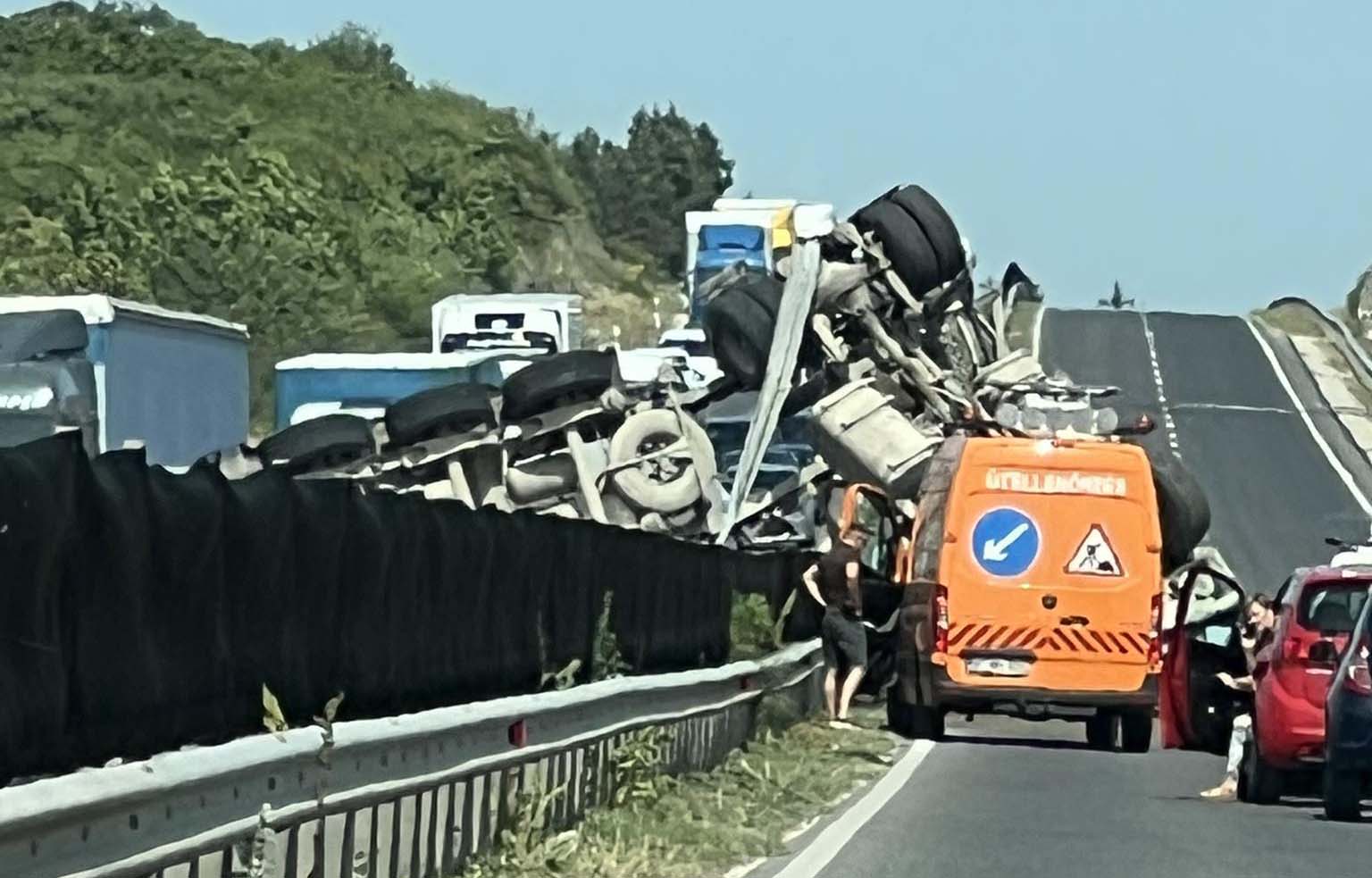 Súlyos kamionbaleset bénította meg a 8-as főutat – mentőhelikopter érkezett a helyszínre