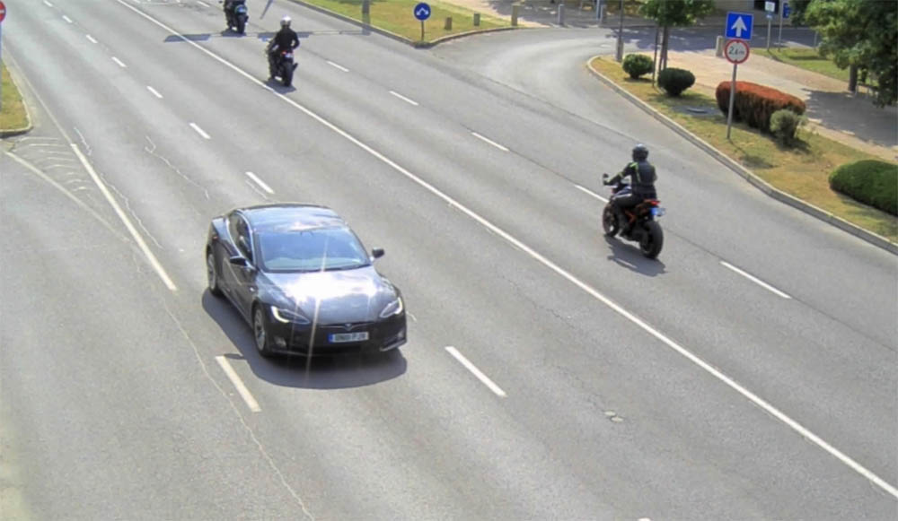 Dühöngő motoros ütött arcon egy autóst a Balatonnál