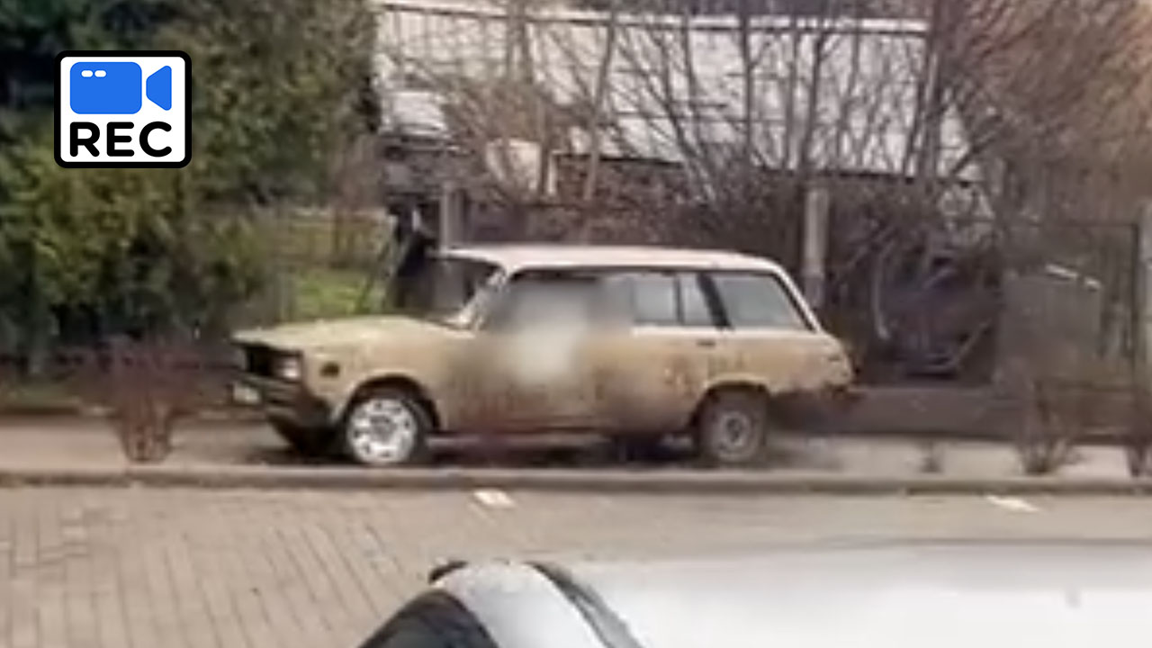 Driftshow lakóövezetben: lejárt műszakis autóval csúszkált Ózdon – ez lett a vége