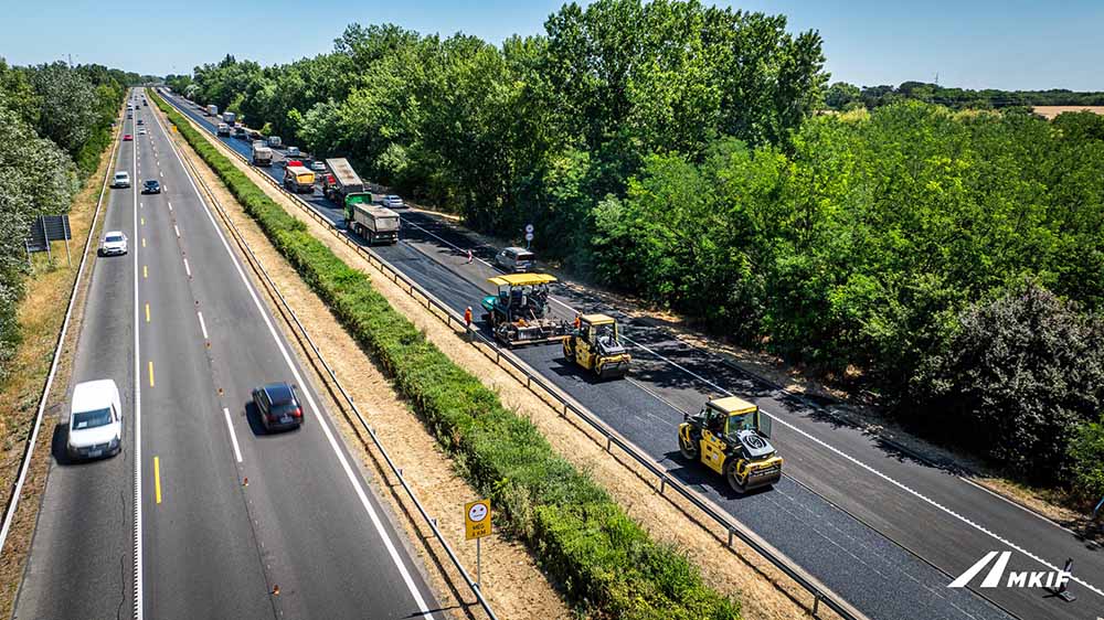Hőség ide vagy oda – Gőzerővel zajlik az M7-es felújítása