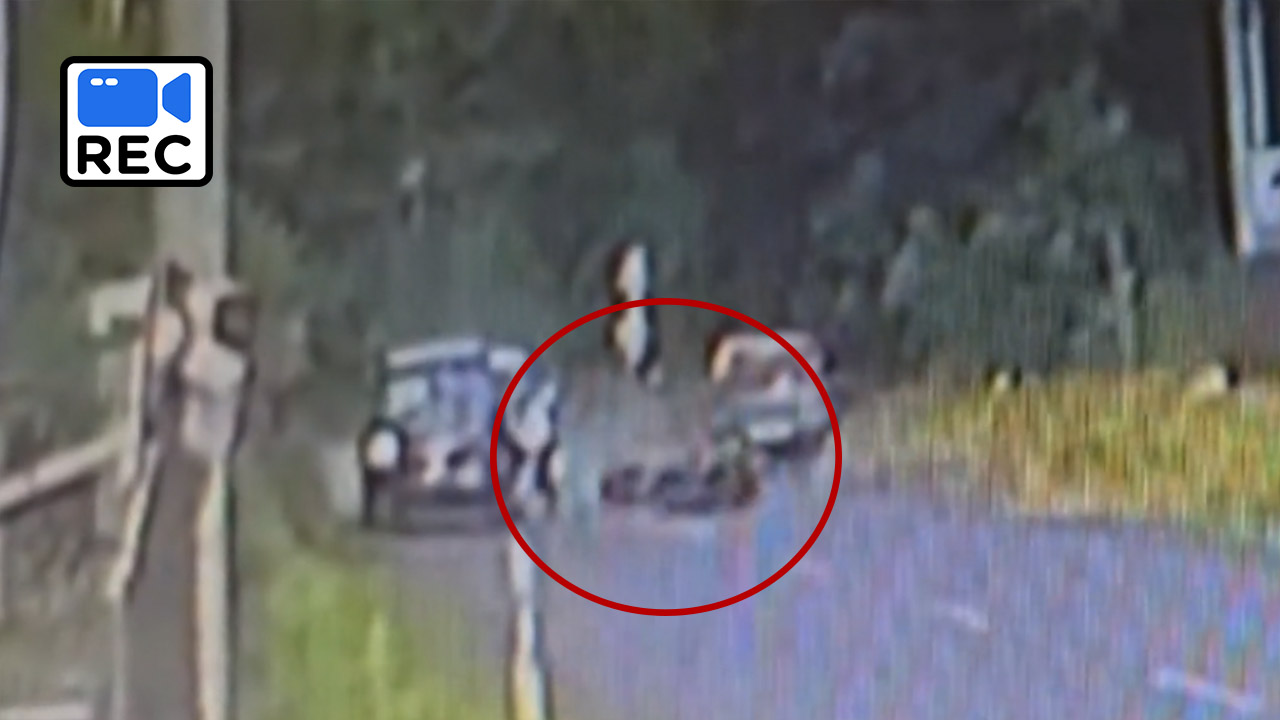 Motorost gázolt, majd őt is elütötték, mert kirepült az autóból