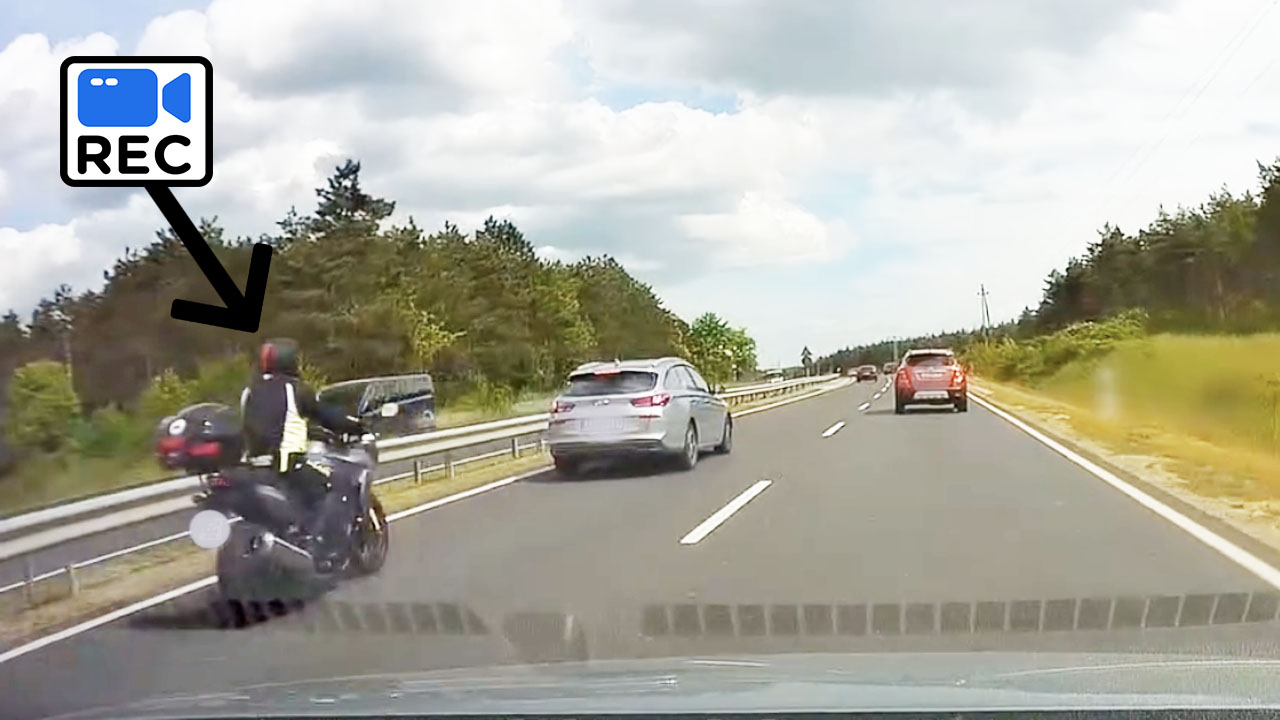 Őrült motorost kaptak rajta a rendőrök a 8-as főúton
