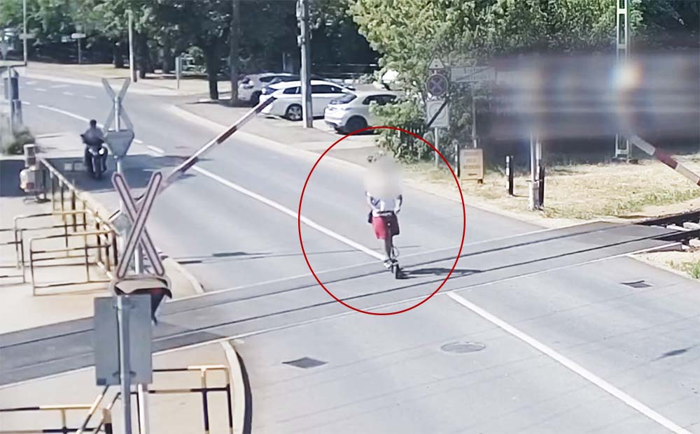 Repkedtek a csekkek a rollereseknek – piroson a síneken át, volt, aki ittasan