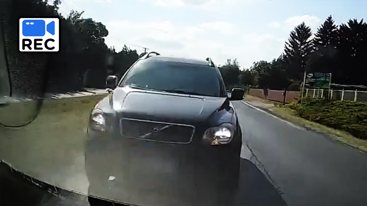 Bravúros manőver mentette meg a szabályosan haladó sofőrt – videó