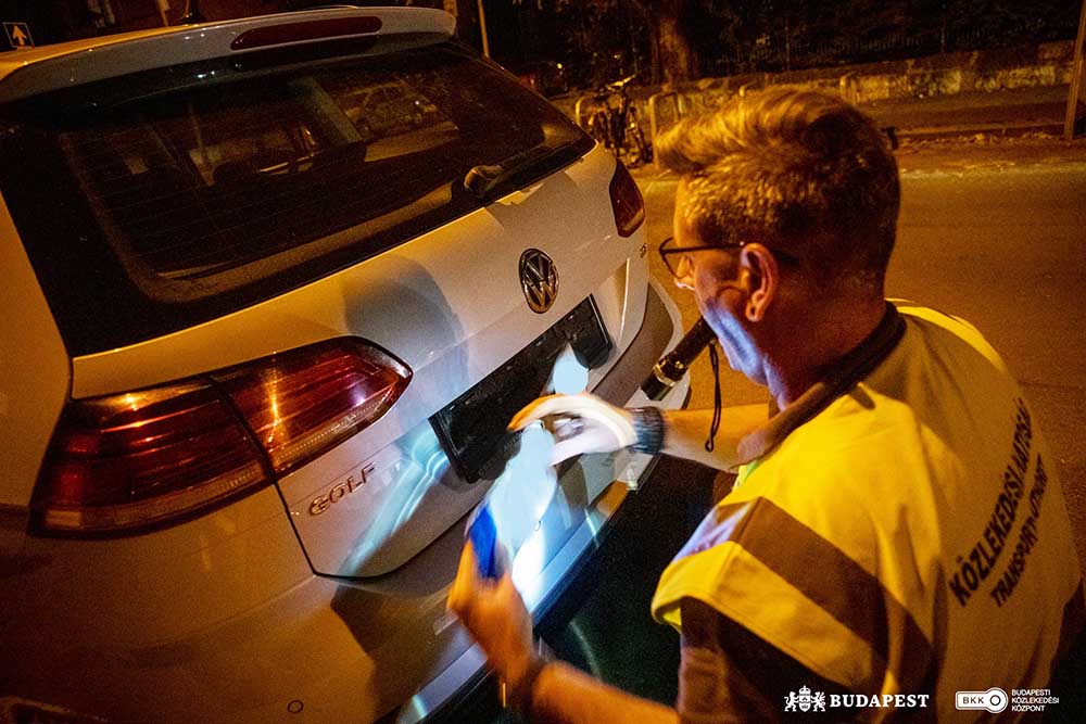 Viber-csoportban szervezte a fuvarokat egy taxis. Lebuktatták