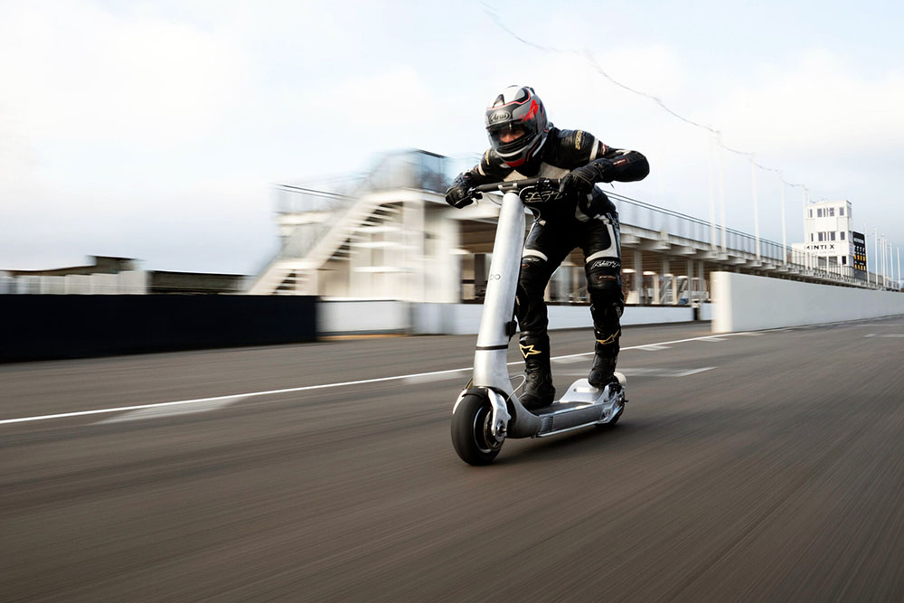 Bemutatták a világ leggyorsabb elektromos rollerét – fajlagos teljesítménye megszégyeníti a Bugattit