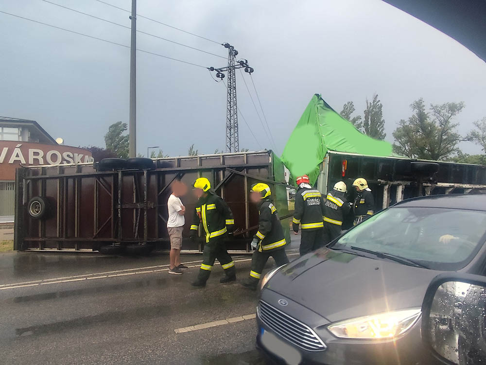 Kamiont borított fel a szél a 11-es úton