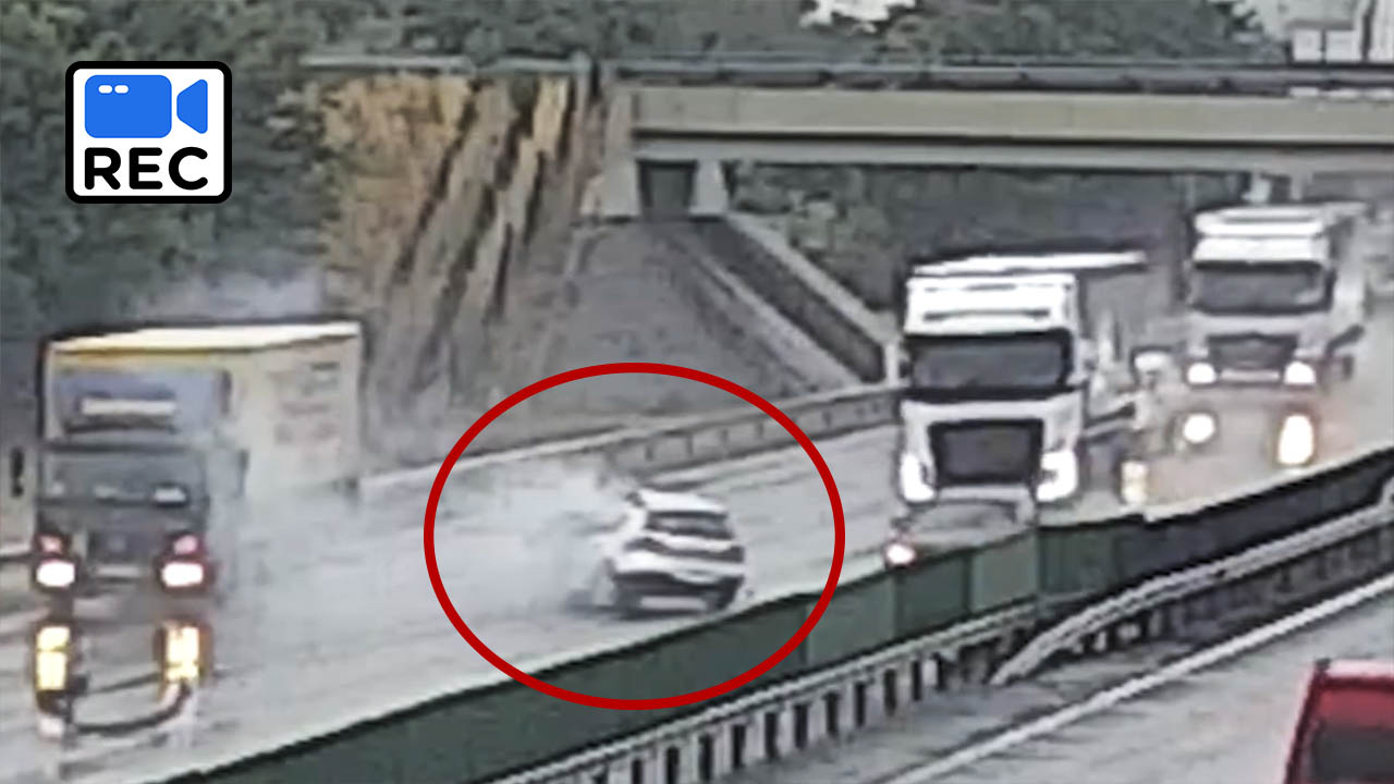 Sávváltás után csapódott bele az álló kamionba az M1-esen – kamerafelvétel rögzítette a balesetet