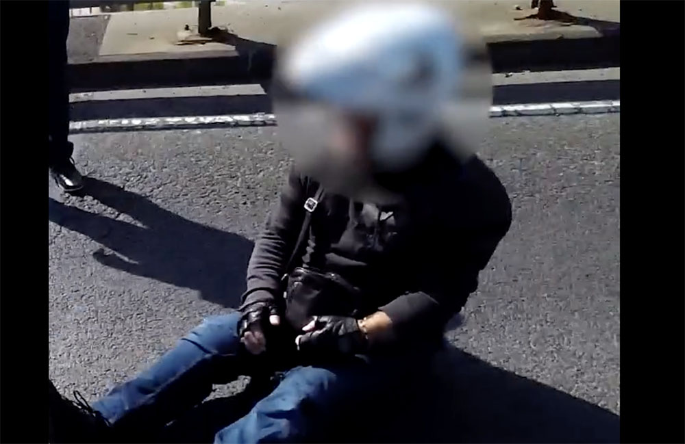 Menekült a motoros a rendőr elől, majd elesett. Mindent rögzített a kamera