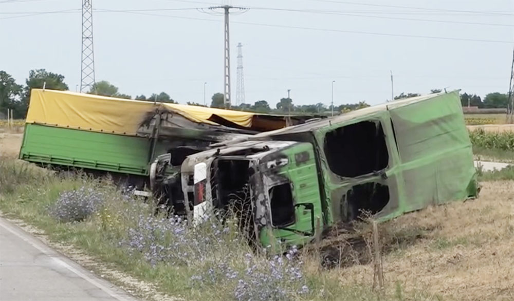 A tetőablakon át menekült a lángok elől, az autós meghalt