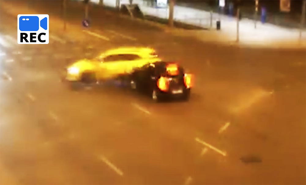 Piros jelzésen hajtott át a taxis, frontálisan ütközött – kábítószert találtak nála