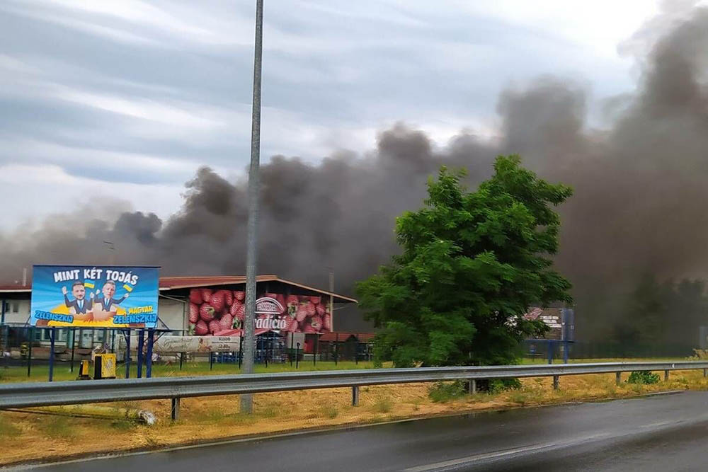 Hatalmas lángokkal ég egy raktár Soroksáron
