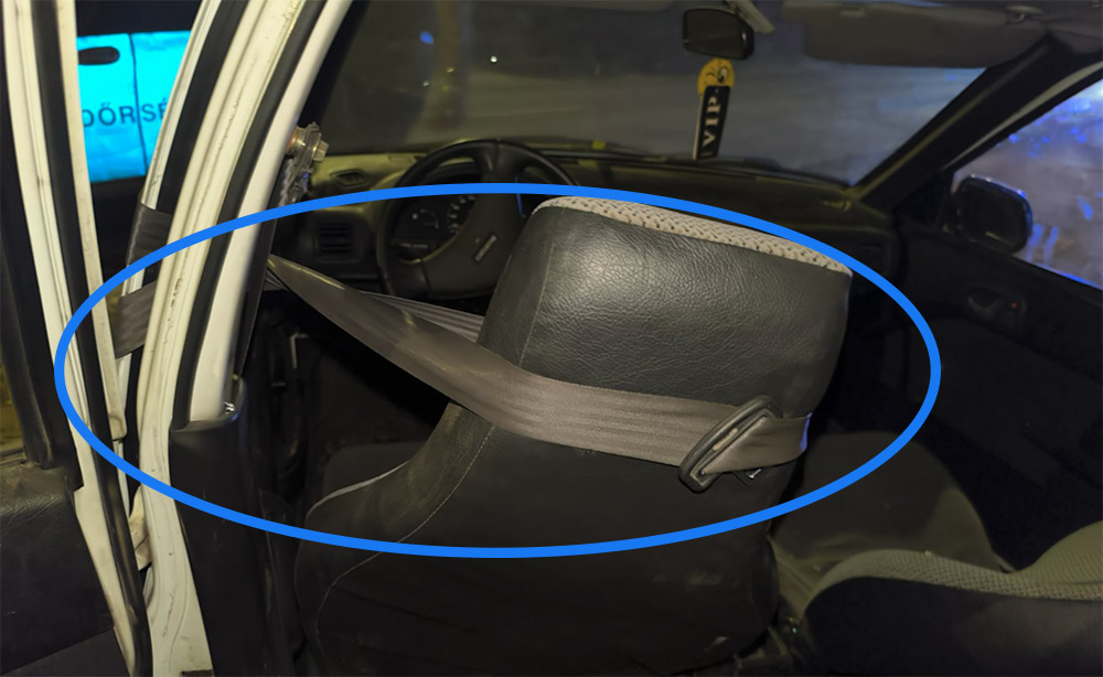 Jogsi nélkül menekült, fának csapódott – így „használta” a biztonsági övet
