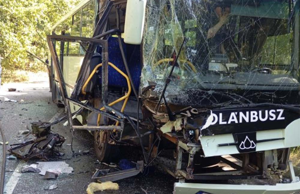 Súlyos frontális buszbaleset a Mátrában – többen megsérültek
