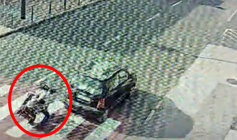 Videón, ahogy a 93 éves mopedes férfit elsodorja egy figyelmetlen sofőr