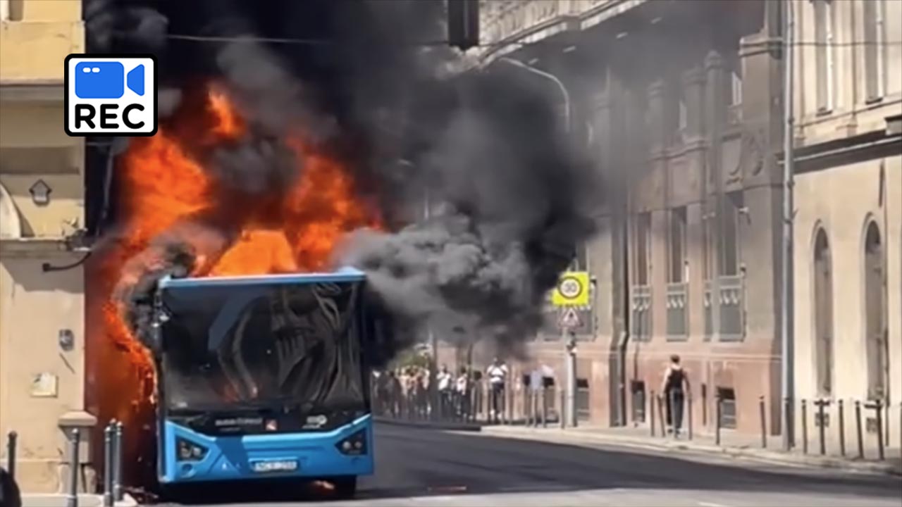 Videón az óriási lángokkal Budapesten kiégő busz
