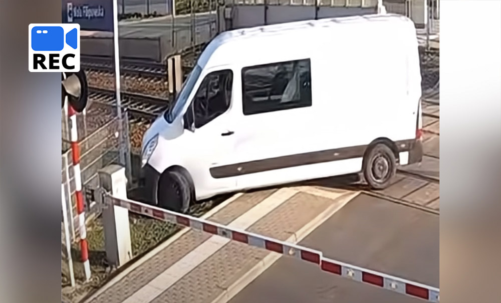 Csodával határos túlélés: a vonat darabokra törte a sínen rekedt furgont Lengyelországban